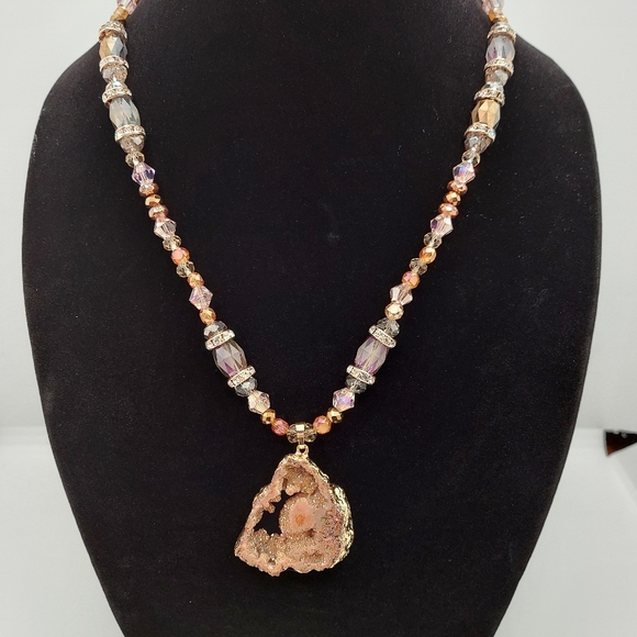 Glass bead necklace with natural geode pendant - Picture 1 of 8